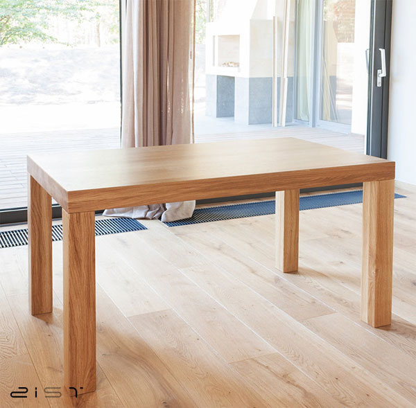 در این تصویر یک میز ناهار خوری چوبی ساده را مشاهده میکنید