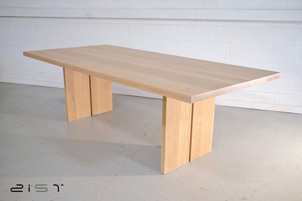 در این تصویر یک مدل میز ناهار خوری چوبی چهار نفره را مشاهده میکنید
