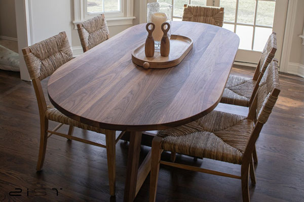 میز ناهار خوری چوب و رزین سیضی شکل بسیار زیبا و لوکس است
