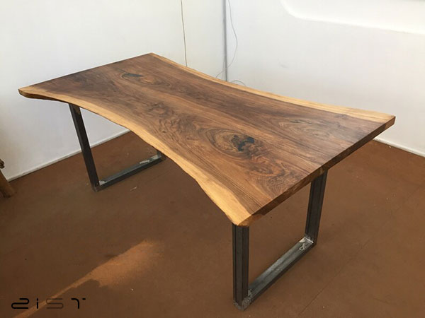 میز ناهار خوری چوب و فلز دارای ظاهر خاص و تفاوت و بسیار لوکس است
