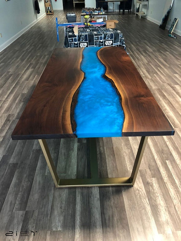 در این تصویر یک مدل میز ناهار خوری 8 نفره جدید چوب و رزین را مشاهده میکنید