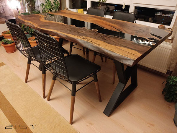 در این تصویر یک مدل میز ناهار خوری 8 نفره جدید چوب و رزین را مشاهده میکنید