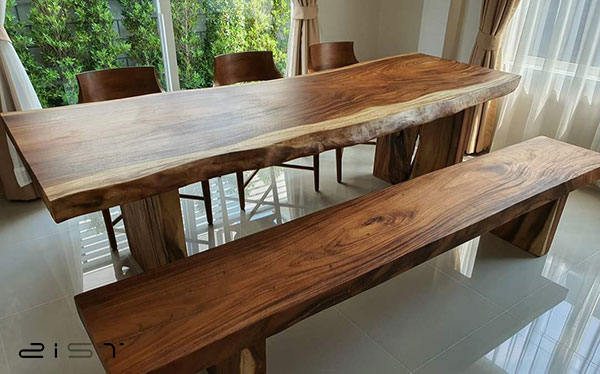 برای ساخت میز ناهار خوری چوبی روستیک از تنه درختان استفاده میشود