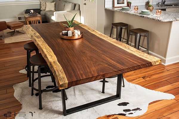 در این تصویر یک نمونه میز ناهار خوری طرح چوب و فلز مستطیل شکل را مشاهده میکنید