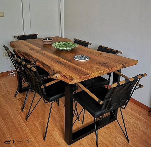 میز ناهار خوری چوب و رزین دارای پایه های آهنی و مقلوم است که طول عمر آن را بیشتر میکند