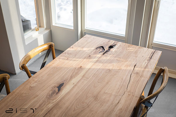 در این تصویر یک نمونه میز ناهار خوری طرح چوب روستیک مستطیلی شکل را مشاهده میکنید