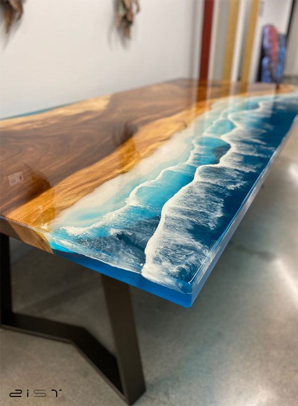میز ناهار خوری چوب و رزین یک انتخاب عالی برای میز فضای باز است