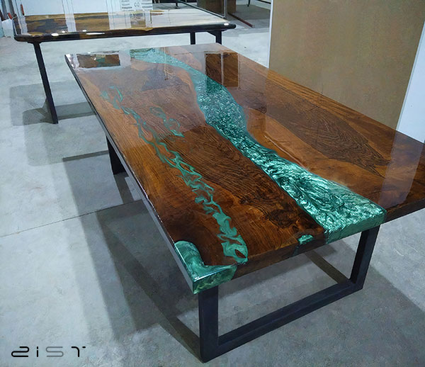 در این تصویر یک میز ناهار خوری چوب و رزین را مشاهده میکنید