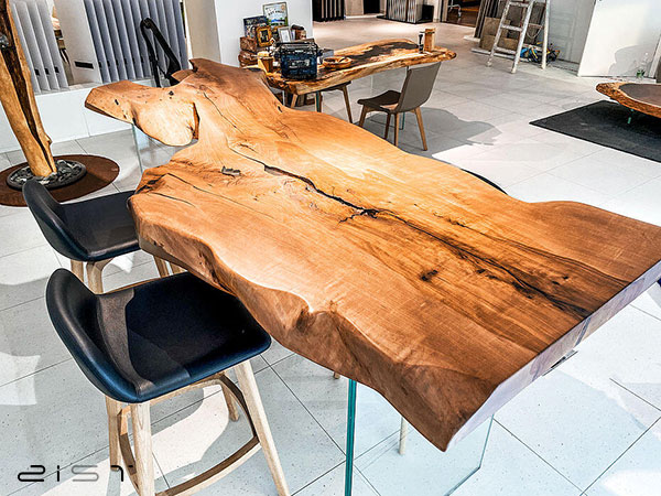 میز ناهار خوری چوب و رزین یک انتخاب عالی برای میز فضای باز است