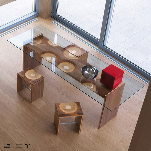 در این تصویر یک مدل میز ناهار خوری چوبی مدرن با شیشه را میبینید