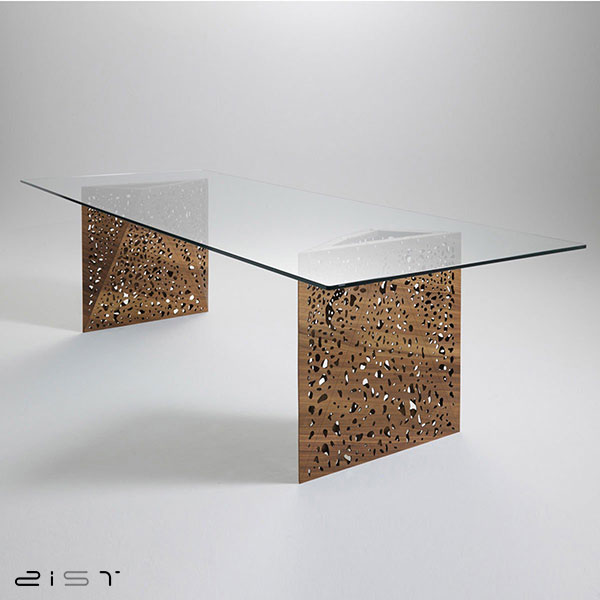 این میز ناهار خوری شیشه ایی دارای پایه های جذابی است