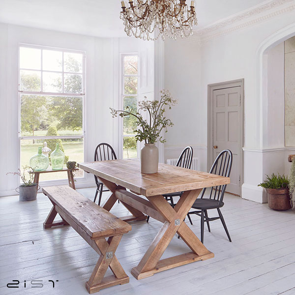 میز ناهار خوری چوبی رنگ روشن فضای خانه را بزرگ تر نشان میدهد