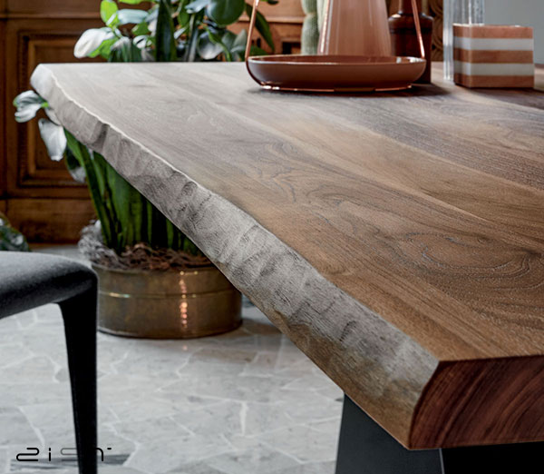 در این تصویر یک مدل میز ناهار خوری چوب و فلز را مشاهده میکنید