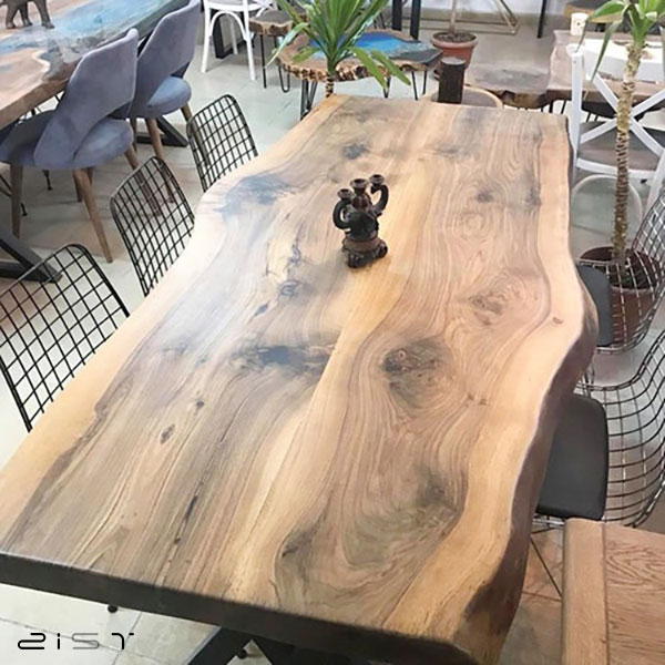 میز ناهار خوری چوب و فلز دارای ظاهر خاص و منحصر به فرد است
