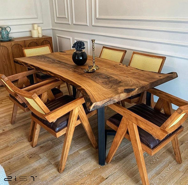 در این تصویر صندلی میز ناهار خوری چوبی منحصر به فرد را میبینید که گزینه عالی برای میز ناهار خوری چوب و فلز است