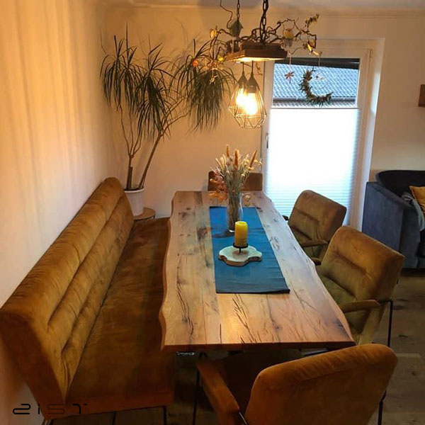 در این تصویر صندلی میز ناهار خوری با رویه مخملی را میبینید که گزینه عالی برای میز ناهار خوری روستیک است