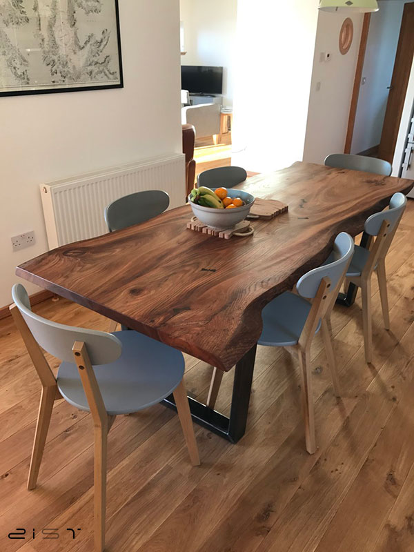 در این تصویر صندلی میز ناهار خوری چوبی را میبینید که گزینه عالی برای میز ناهار خوری چوب و فلز است