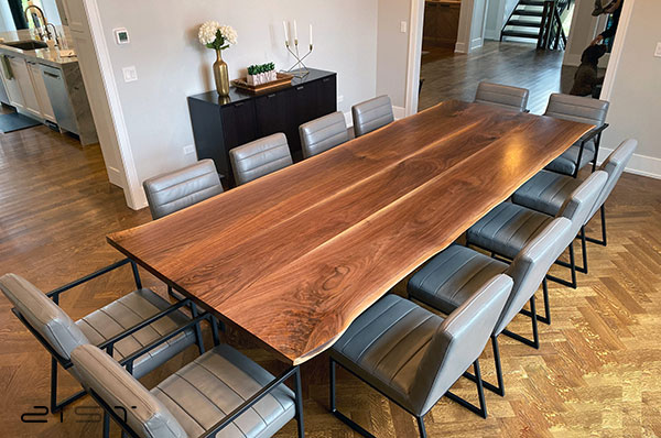 در این تصویر صندلی میز ناهار خوری با رویه مخملی را میبینید که گزینه عالی برای میز ناهار خوری چوب و فلز است