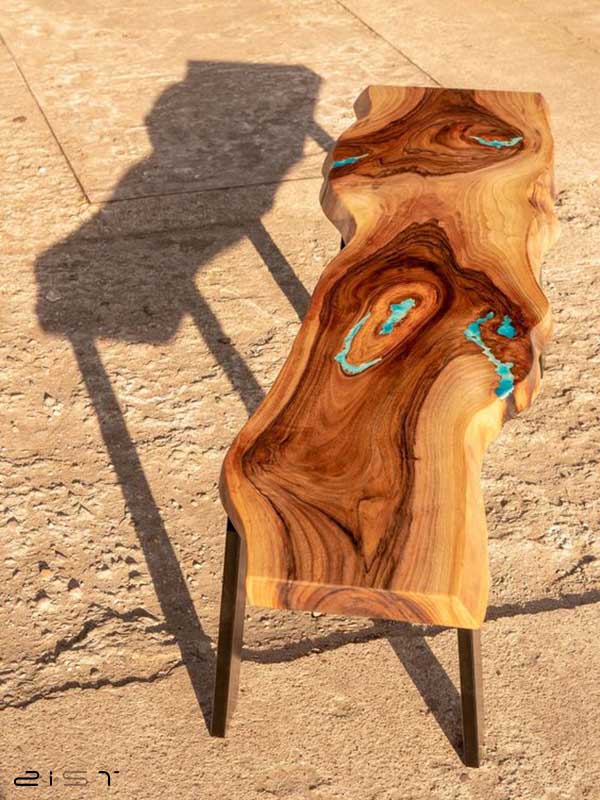 در این تصویر یک مدل میز جلو مبلی چوب و رزین را مشاهده میکنید