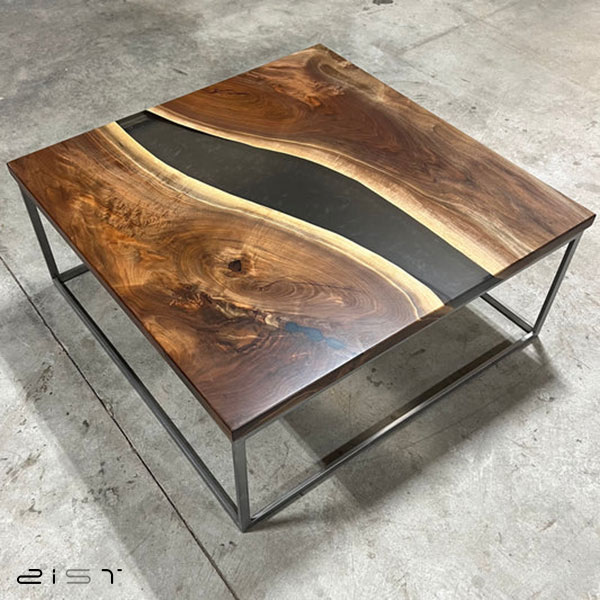 در این تصویر یک مدل میز جلو مبلی چوب و رزین مربعی را مشاهده میکنید
