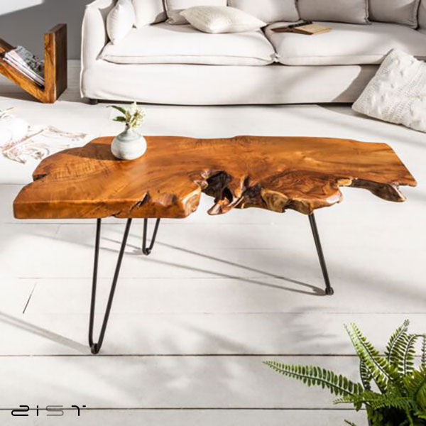 در این تصویر یک مدل میز جلو مبلی چوب و فلز مستطیلی را مشاهده میکنید