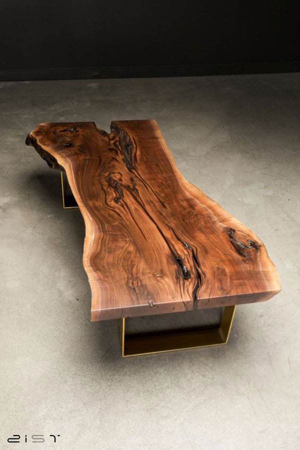 میز جلو مبلی چوب و فلز ظاهر خیره کننده ای دارد