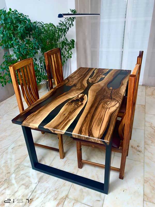 میز ناهار خوری چوب و رزین ظاهر بسیار جذابی و خیره کننده‌ای دارد.