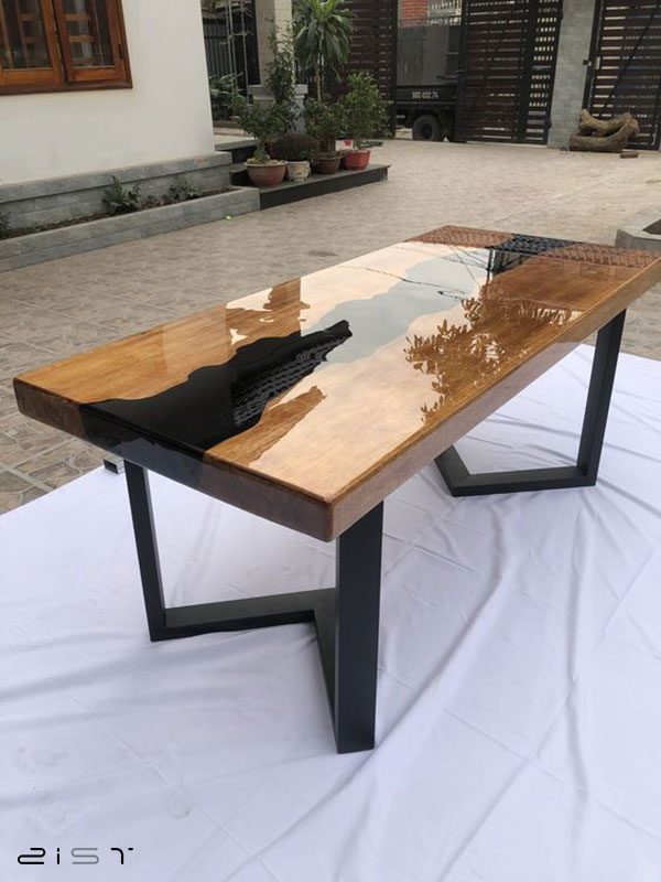 این میز ناهار خوری از ترکیب اسلب‌ تنه درختان و ماده رزین اپوکسی ساخته شده است.