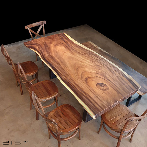 در این تصویر یک مدل میز ناهار خوری روستیک جذاب مستطیل شکل را مشاهده میکنید