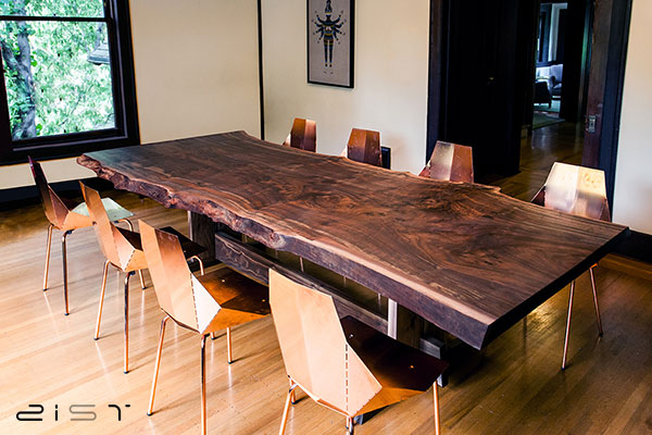 در این تصویر یک مئل میز ناهار خوری چوب و فلز را مشاهده میکنید