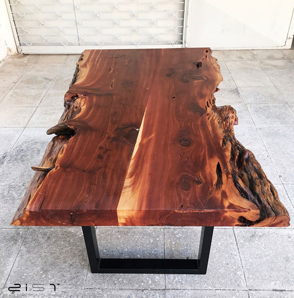 این میز جلو مبلی چوب و فلز دارای یک رنگ خاص و منحصر به فرد است
