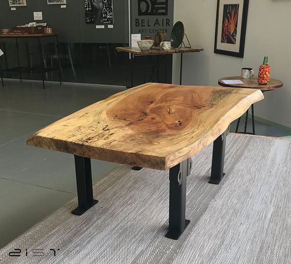 میز جلو مبلی چوب و فلز یک انتخاب عالی برای دکوراسیون منزل شما است