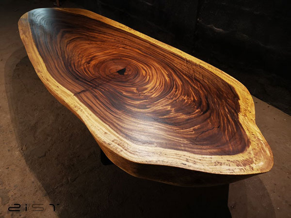 در این تصویر یک نمونه میز جلو مبلی چوب و فلز را مشاهده میکنید