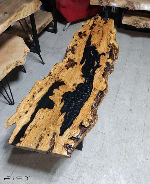 در این تصویر یک مدل میز تلویزیون چوب و رزین امروزی را مشاهده میکنید