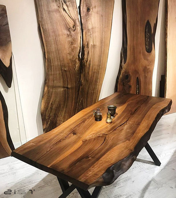 در این تصویر یک مدل میز ناهار خوری چوب و فلز را مشاهده میکنید
