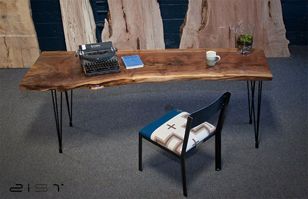 در این تصویر یک میز مدیریت خاص چوبی را مشاهده میکنید