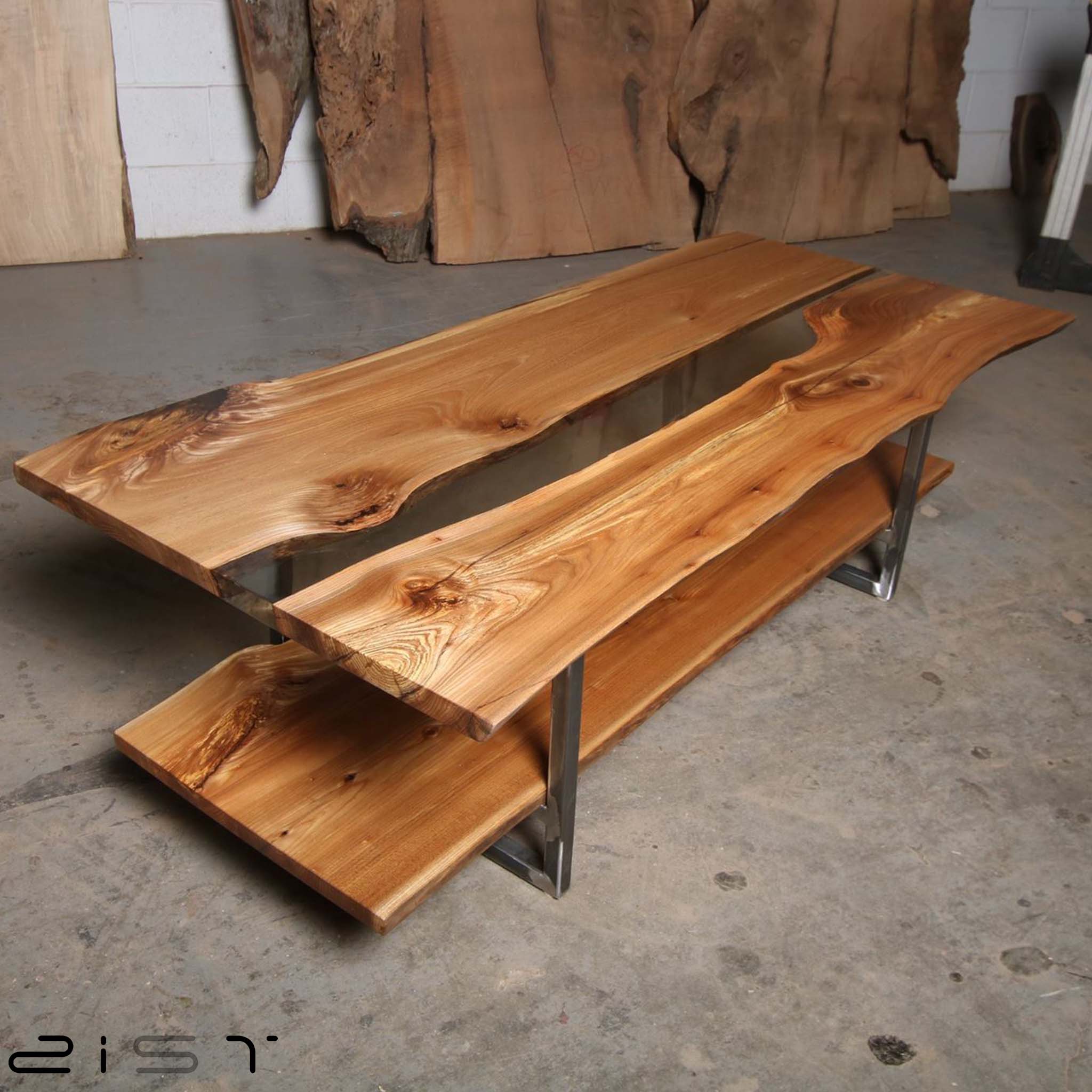 در این تصویر یک میز تلویزیون چوب و رزین را مشاهده میکنید