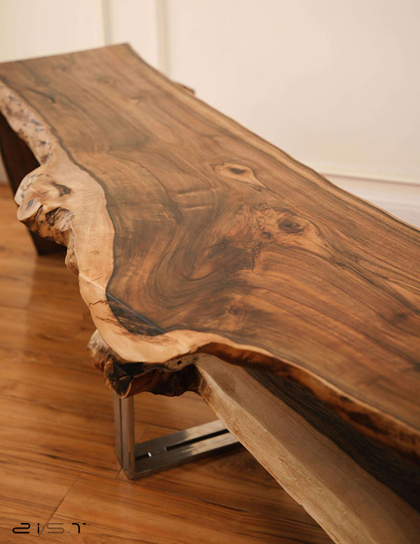 در این تصویر یک میز تلویزیون ساده چوب و فلز را مشاهده میکنید