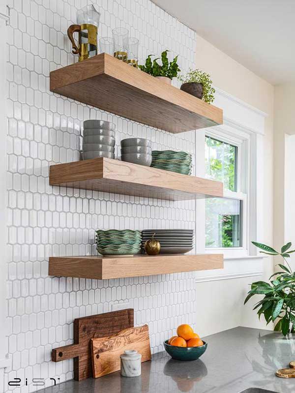 در این تصویر یک ایده برای چیدمان شلف های چوبی در آشپزخانه را مشاهده میکنید 